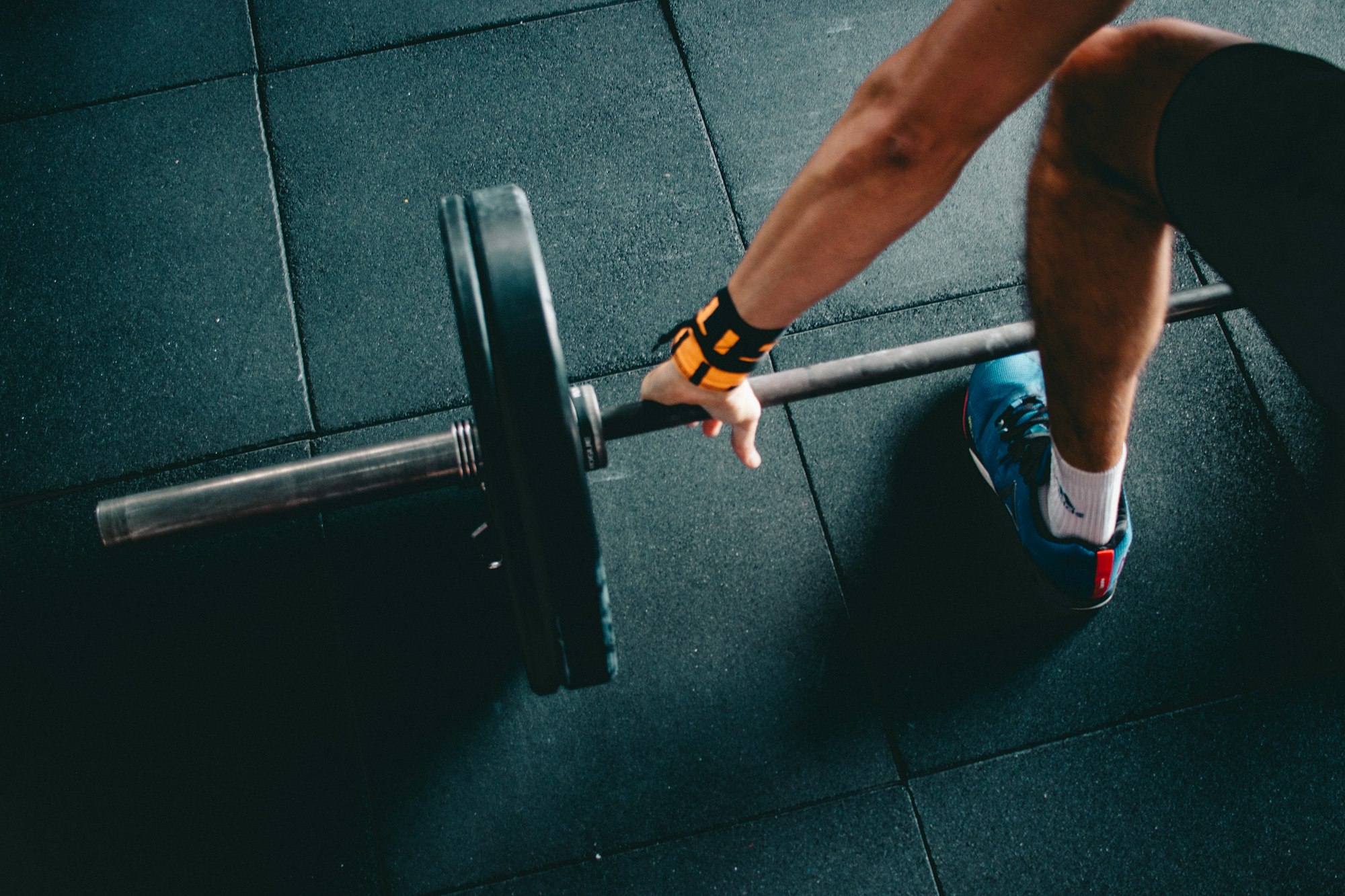 Adherent en seance dans une salle de sport